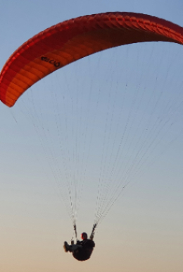 Полет на параплане на берегу Амура